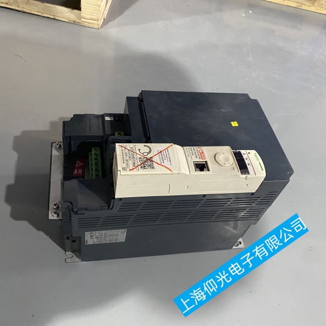廈門施耐德變頻器案例:發(fā)現(xiàn)電路板上的一個(gè)電容件出現(xiàn)鼓包現(xiàn)象(專業(yè)維修團(tuán)隊(duì))